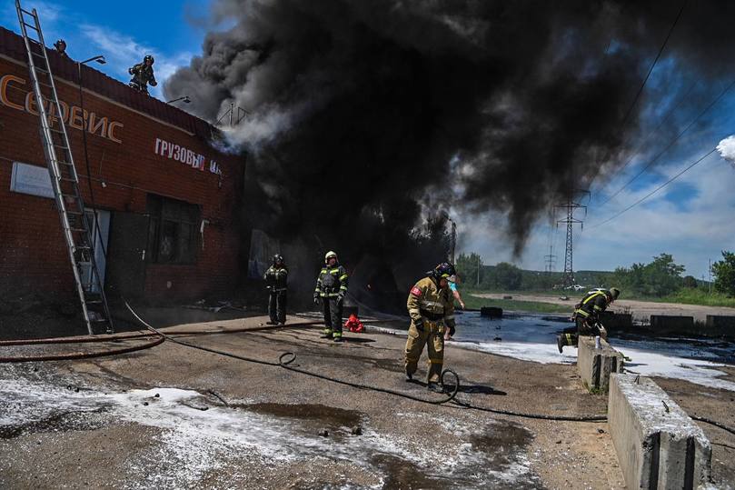 После атаки ВСУ в Белгороде загорелись шины на СТО2