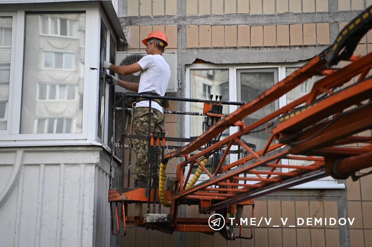 В Белгороде коммунальщики и волонтеры ликвидируют последствия обстрела ВСУ1