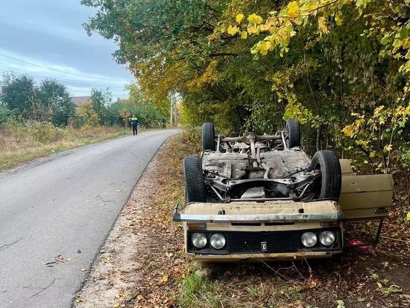 Фото с перевернувшимся угнанным авто