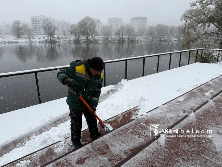 617 человек убирают снег на улицах Белгорода 14 ноября5