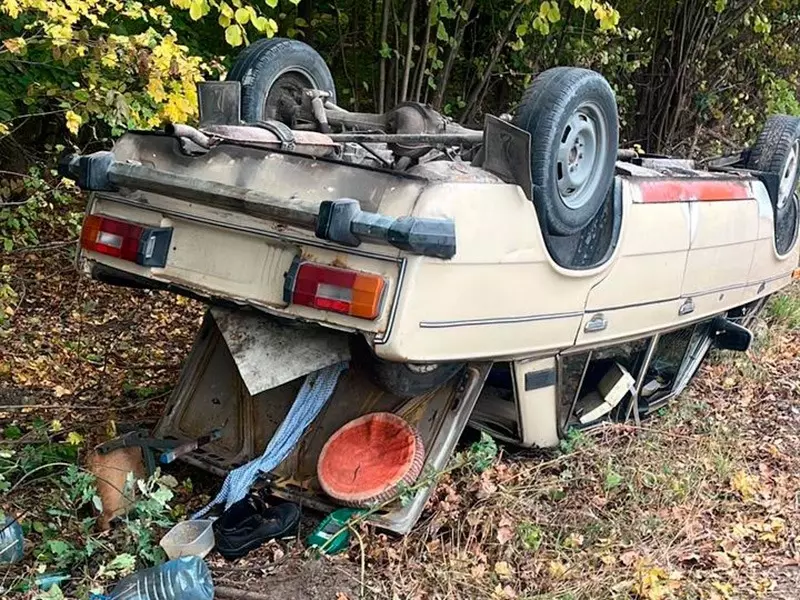 Фото с перевернувшимся угнанным авто