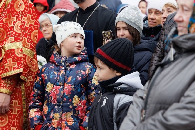 «Духовный символ села»: в Дмитриев день Гладков посетил освящение белгородского храма4