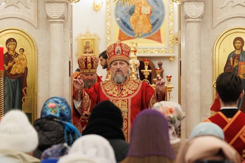 «Духовный символ села»: в Дмитриев день Гладков посетил освящение белгородского храма5