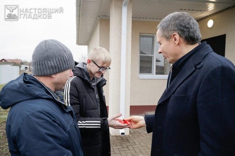 Гладков вручил ключи от нового жилья детям-сиротам Чернянского района5