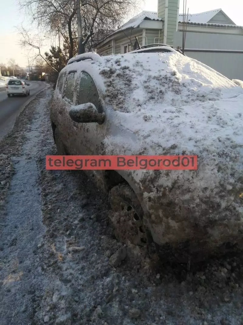 Загрязнённые снегоуборочной техникой машины в Белгороде