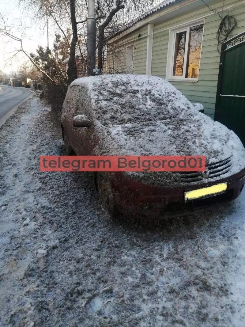 Загрязнённые снегоуборочной техникой машины в Белгороде