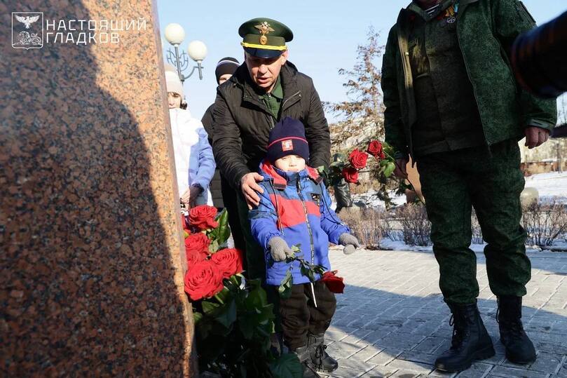 Вячеслав Гладков вместе с ветеранами СВО возложил цветы к мемориалам Белгорода3